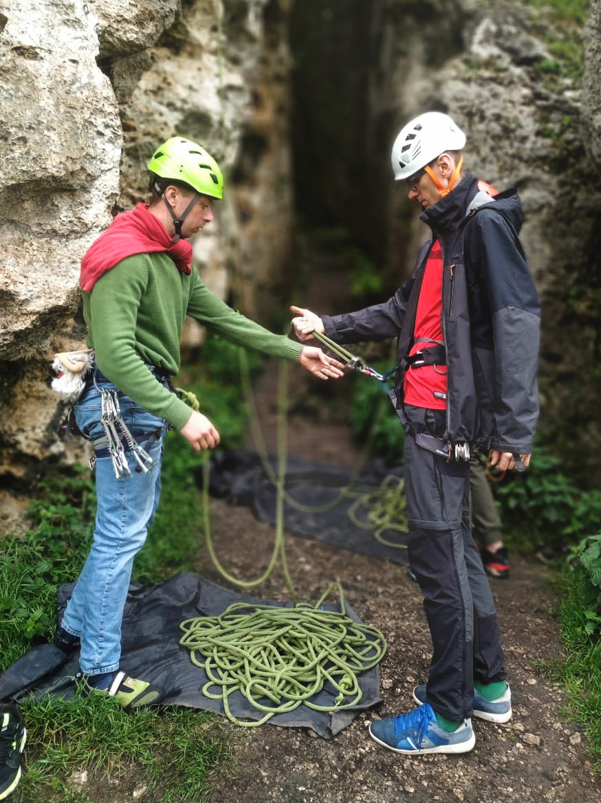 Kobieta wspinająca się w skałach – zajęcia pod okiem instruktorki