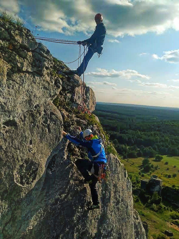 Kurs asekuracji wspinaczkowej – nauka obsługi przyrządów